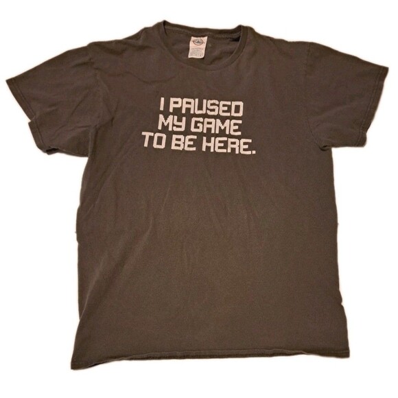 “I Paused My Game To Be Here” Gildan Men’s Medium Gray Graphic Gamer T-Shirt - Picture 1 of 5